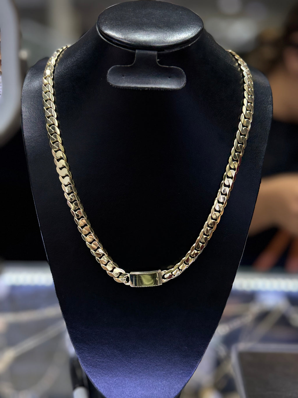 Cadena cubann sólida en oro de 10k en 10mm