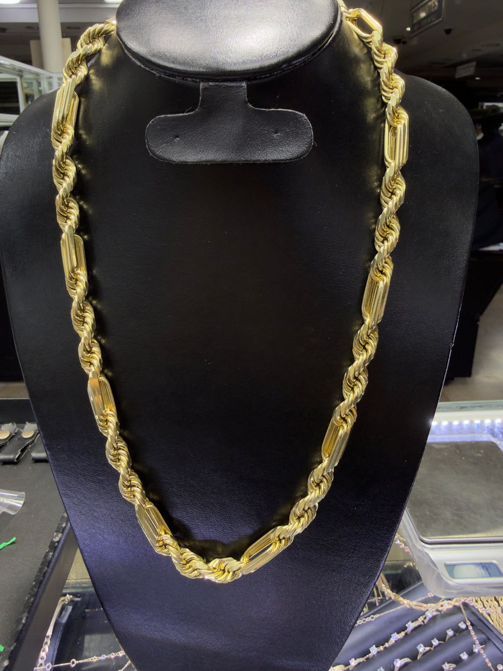 Cadena torzal fígaro sólida en oro 10k de 9mm